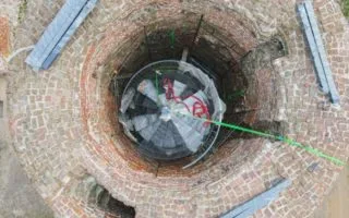 wieża ruin zamku w Kole z tarasem widokowym i schodami