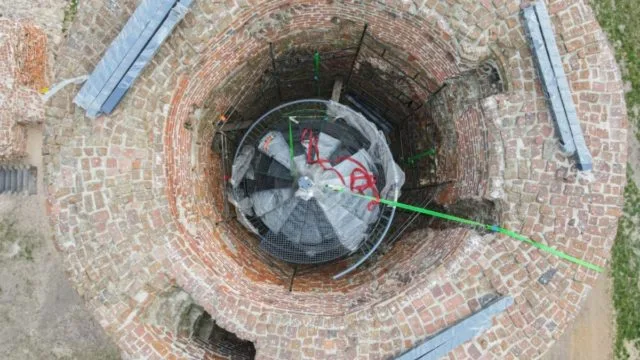 wieża ruin zamku w Kole z tarasem widokowym i schodami