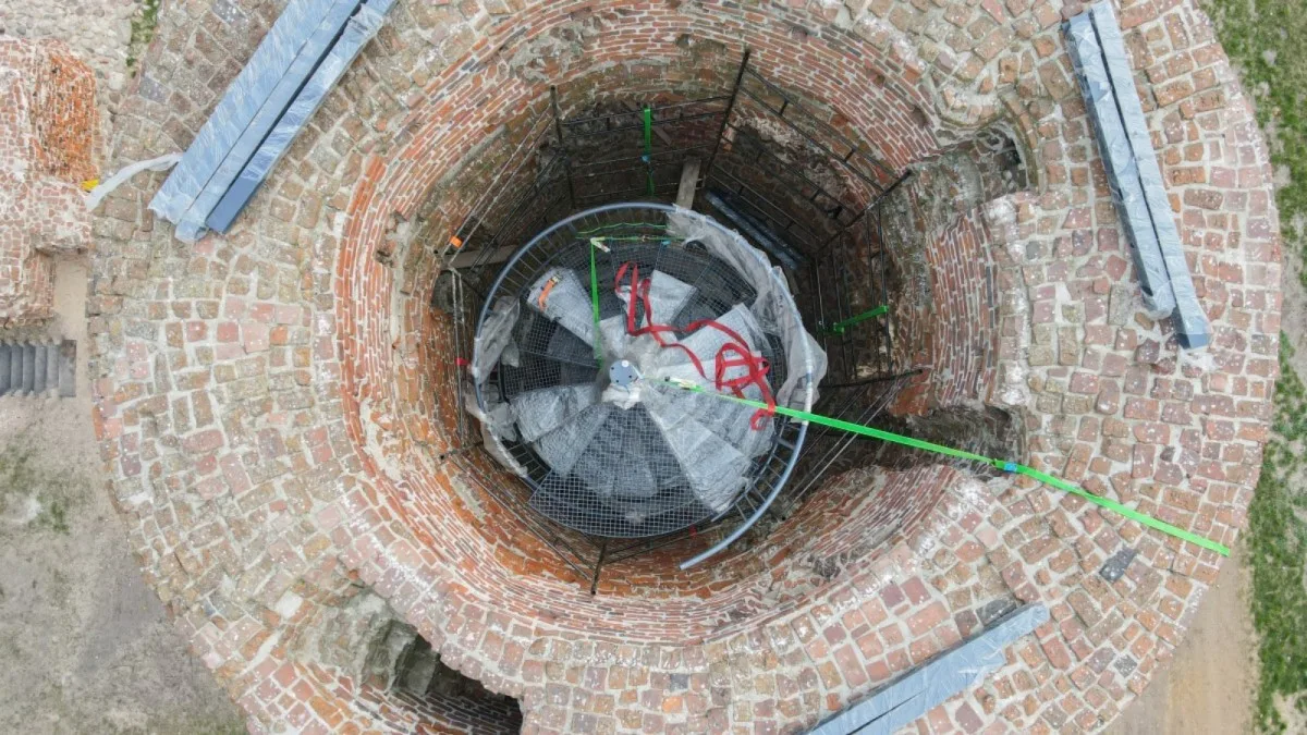 wieża ruin zamku w Kole z tarasem widokowym i schodami