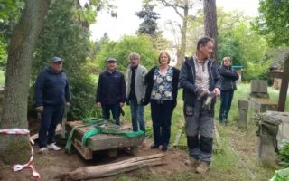 Nagrobek Józefa Mosza na cmentarzu ewangelickim w Kole podczas prac konserwatorskich