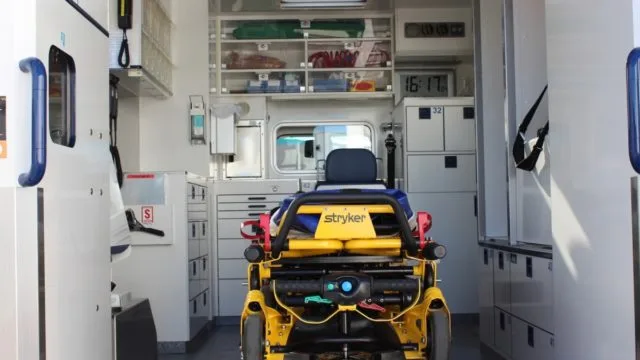 Zderzenie dwóch aut na obwodnicy Koła w Ruchennej - miejsce kolizji samochodów Mitsubishi i Peugeot