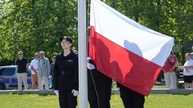 Uroczyste obchody Konstytucji 3 Maja w Kole na skwerze Niepodległości z udziałem lokalnych władz