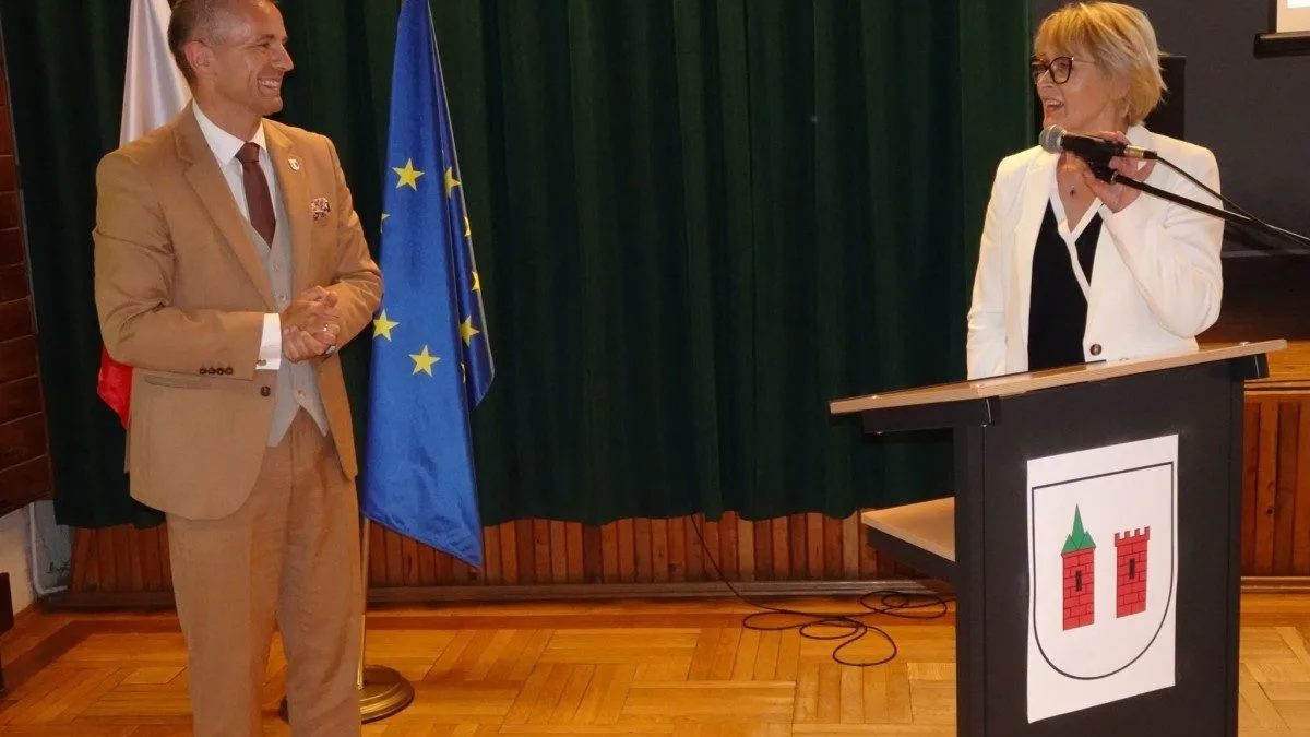Burmistrz Przedcza Jarosław Sobański podczas sesji rady miejskiej w Przedczu