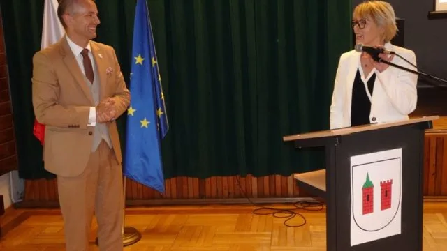 Burmistrz Przedcza Jarosław Sobański podczas sesji rady miejskiej w Przedczu