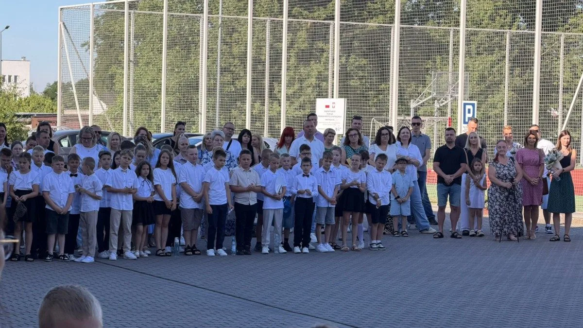 Uczniowie podczas zakończenia roku szkolnego w powiecie kolskim w letnich warunkach pogodowych