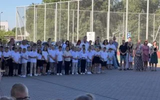 Uczniowie podczas zakończenia roku szkolnego w powiecie kolskim w letnich warunkach pogodowych