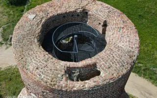 taras widokowy na wieży ruin zamku kolskiego z panoramą doliny Warty