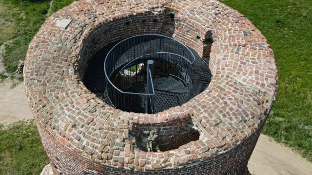 taras widokowy na wieży ruin zamku kolskiego z panoramą doliny Warty