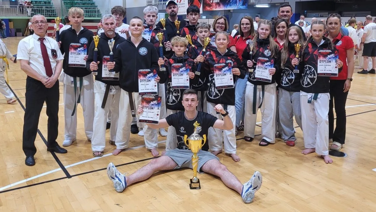 Zawodnicy Oyama Karate Koło zdobywają 10 pucharów w Jeleniej Górze podczas mistrzostw Kumite