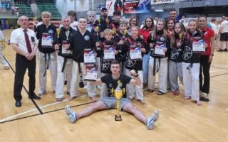 Zawodnicy Oyama Karate Koło zdobywają 10 pucharów w Jeleniej Górze podczas mistrzostw Kumite