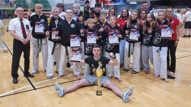 Zawodnicy Oyama Karate Koło zdobywają 10 pucharów w Jeleniej Górze podczas mistrzostw Kumite