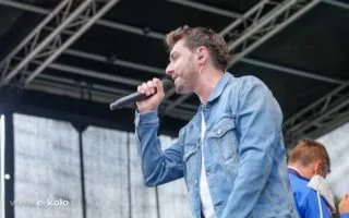 Koncert reggae w Kole z Kamilem Bednarkiem i Orkiestrą Dętą OSP Koło na ulicy Prusa