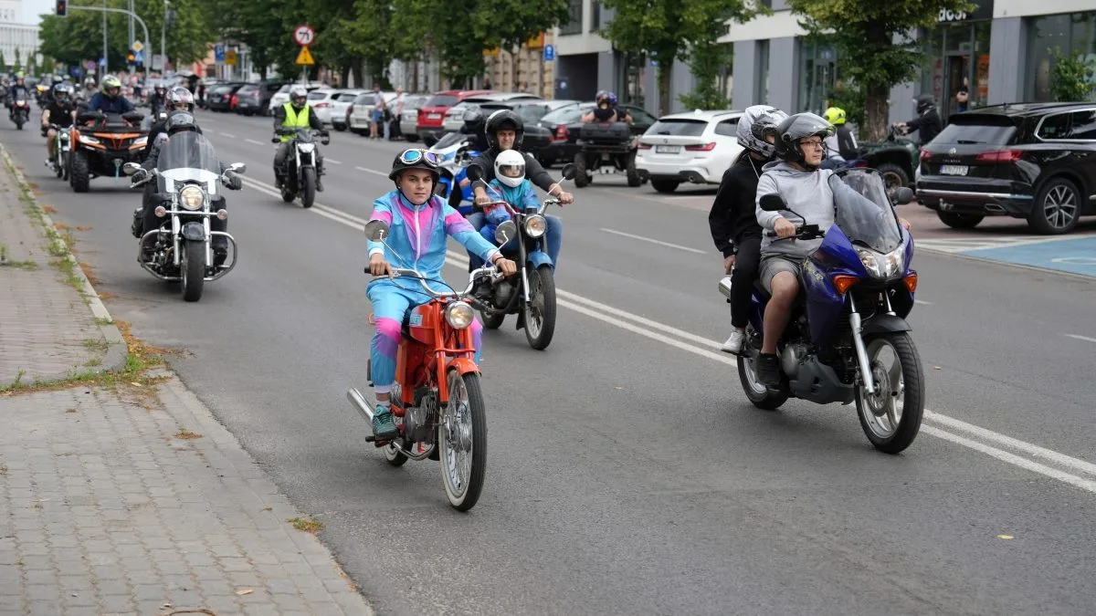parada motocykli w Kole podczas festiwalu bluesa z pokazami freestylu