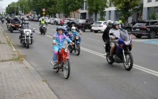parada motocykli w Kole podczas festiwalu bluesa z pokazami freestylu
