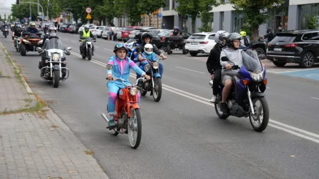 parada motocykli w Kole podczas festiwalu bluesa z pokazami freestylu