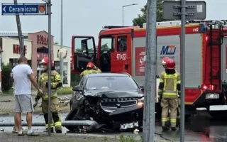 Samochód osobowy uderzył w słup na skrzyżowaniu Toruńska i Ceramiczna w Kole