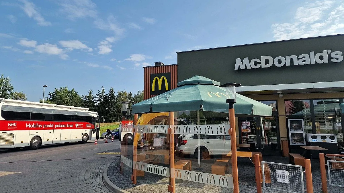 akcja krwiodawstwa w Kole przy McDonalds z krwiobusem i dawcami krwi