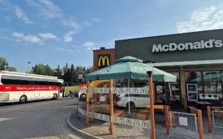 akcja krwiodawstwa w Kole przy McDonalds z krwiobusem i dawcami krwi