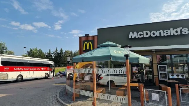 akcja krwiodawstwa w Kole przy McDonalds z krwiobusem i dawcami krwi