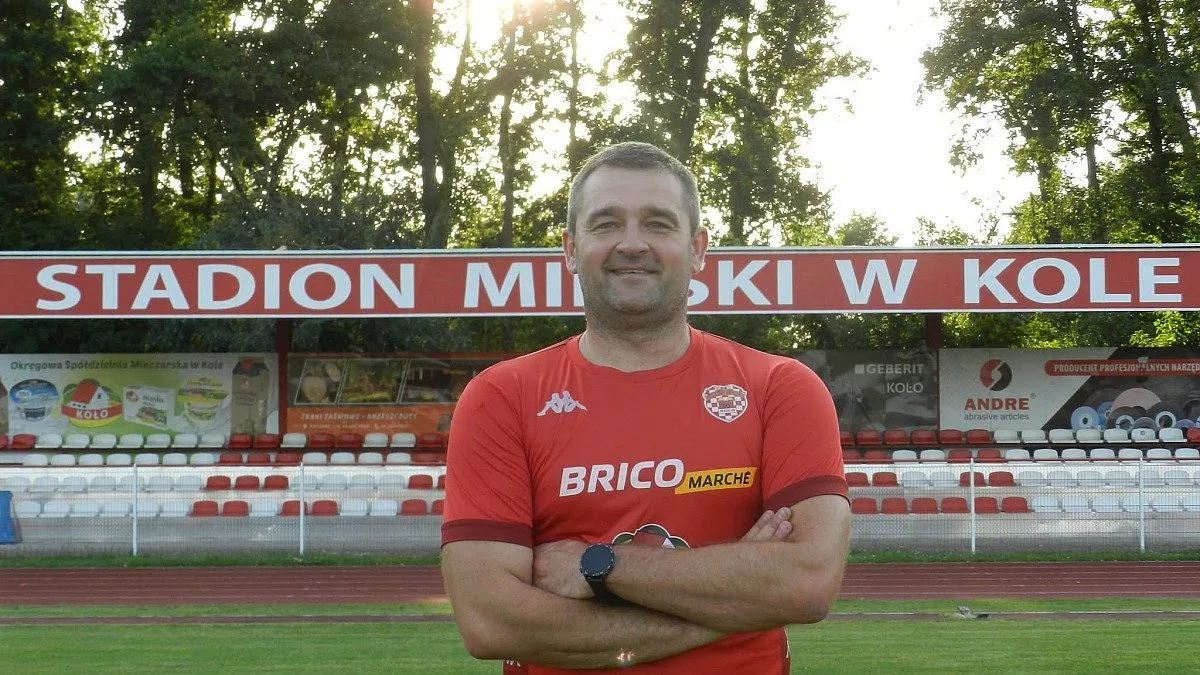 MKS Olimpia Koło z trenerem Łukaszem Kujawą podczas meczu, lokalna drużyna piłkarska z Koła