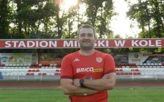 MKS Olimpia Koło z trenerem Łukaszem Kujawą podczas meczu, lokalna drużyna piłkarska z Koła