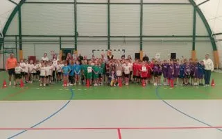 Mistrzostwa Powiatu Kolskiego w grach i zabawach – młodzi sportowcy podczas rywalizacji