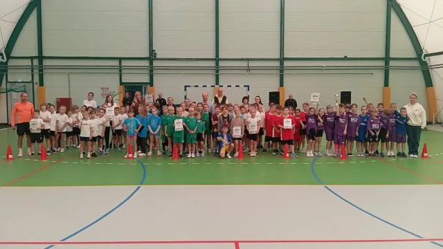Mistrzostwa Powiatu Kolskiego w grach i zabawach – młodzi sportowcy podczas rywalizacji