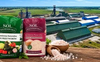 Sól z Kłodawy w opakowaniu na tle kopalni soli Kłodawa
