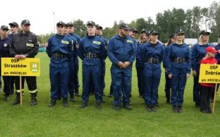 Powiatowe Zawody Sportowo-Pożarnicze w Grzegorzewie - drużyna OSP Dobrów na stadionie gminnym