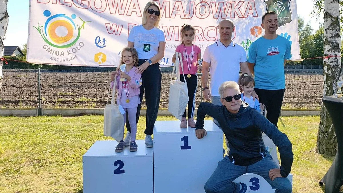 Zawodnicy podczas Biegowej Majówki w Powierciu na trasie biegu 5 mil