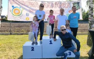 Zawodnicy podczas Biegowej Majówki w Powierciu na trasie biegu 5 mil