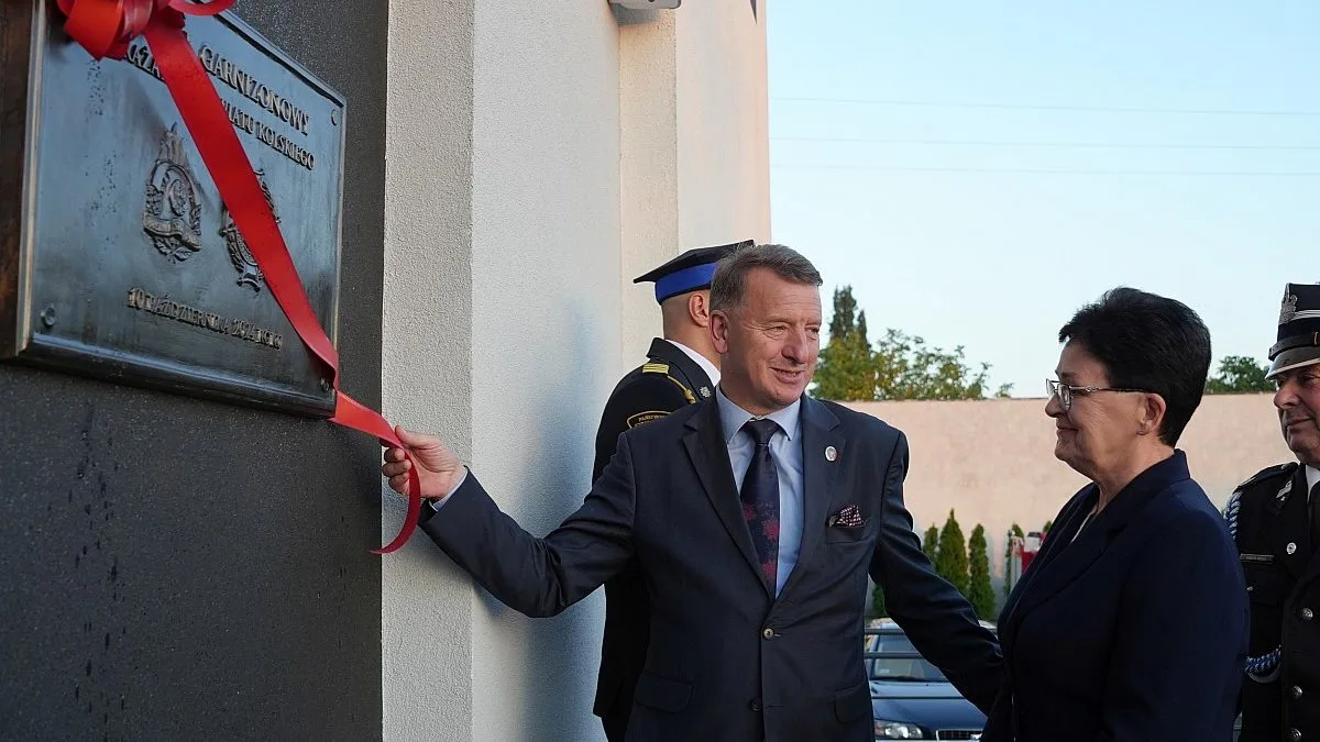 Tablice pamiątkowe Strażaków Powiatu Kolskiego na kościele garnizonowym w Powierciu