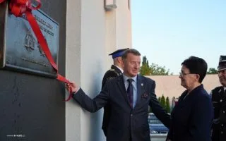 Tablice pamiątkowe Strażaków Powiatu Kolskiego na kościele garnizonowym w Powierciu