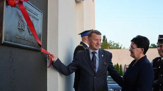 Tablice pamiątkowe Strażaków Powiatu Kolskiego na kościele garnizonowym w Powierciu